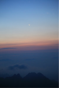 激烈角逐下足球比赛持续扣人心弦