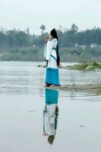 激烈角逐下足球联赛赛况引人注目，球队实力均衡