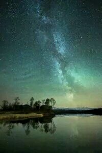 激烈角逐下足球联赛赛况引人注目，球队实力均衡