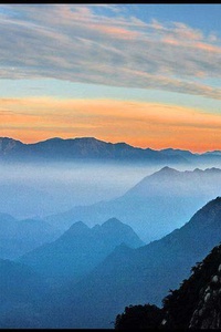 激烈角逐下足球联赛赛况引人注目，球队实力均衡